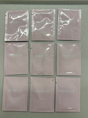 KYLIE SKIN Clarifying Cleansing Gel Sachet 3ml set of 9